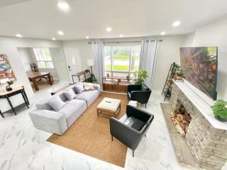 New 3 Bedroom Bungalow Ground Floor with BBQ Patio - Richmond Hill - 0