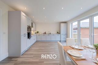 Spacious and Lovely 4-bed Home in Castle Donington by Renzo, Sleeps 6! - Castle Donington - 2