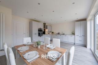 Spacious and Lovely 4-bed Home in Castle Donington by Renzo, Sleeps 6! - Castle Donington - 3