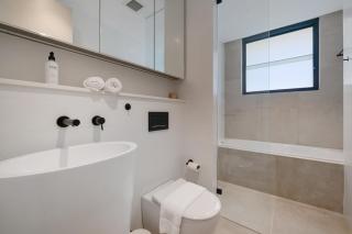 Sleek 1BR Apartment with Skylight near Coogee Beach - 7