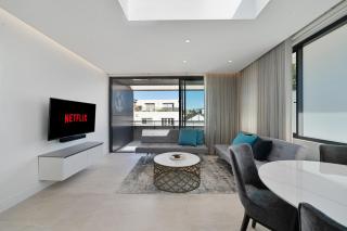 Sleek 1BR Apartment with Skylight near Coogee Beach - Sydney - 4