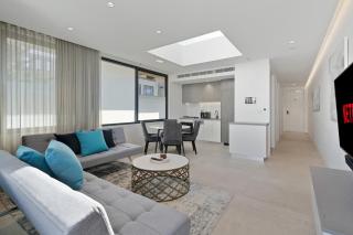 Sleek 1BR Apartment with Skylight near Coogee Beach - Sydney - 7