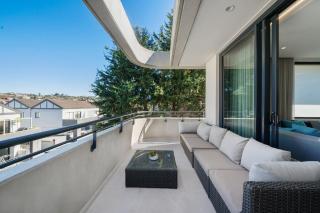 Sleek 1BR Apartment with Skylight near Coogee Beach - 6