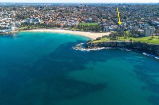 Sleek 1BR Apartment with Skylight near Coogee Beach - Sydney - 5