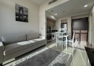 Modern 1 BR Golf Vita Damac Hills 1 - Dubai - 2