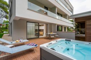 The Q Whisper - new deluxe hideaway with sauna, jacuzzi and a garage - 6