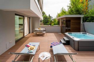 The Q Whisper - new deluxe hideaway with sauna, jacuzzi and a garage - 2