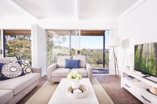Bright And Spacious Family Home With Leafy Deck - 0