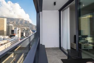 Stylish Urban Retreat at Rubik - 8