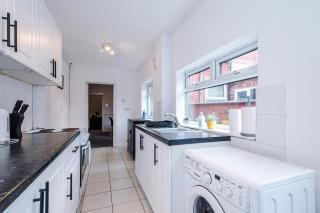 Quiet and Comfortable Home - Warrington - 8
