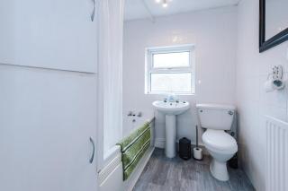 Quiet and Comfortable Home - Warrington - 6