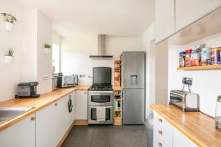 Cosy Single Room l Smart TV l 5 Minute Walk from Train Station - 1
