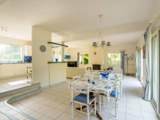 Spacieuse Villa à Crac'h : 4 Ch. pour 8 Pers., Beau Jardin, Proche Plages et WiFi - FR-1-477-244 - Crach - 4