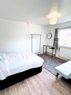 NEW Spacious 6 Guests House Sheffield WIFI Parking - 3