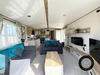 The Retreat 16 - pet friendly, WiFi, and a bath - Golden Palm Resort - Meadow Lakes Caravan & Lodge Hire - Chapel Saint Leonards - 0
