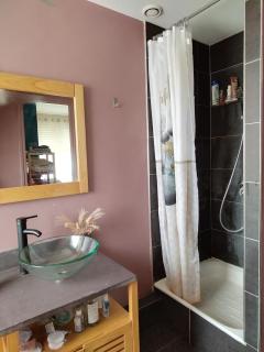 Chambre et salle d'eau privées - - 8