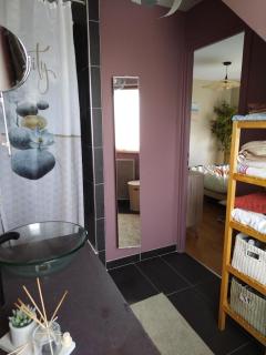 Chambre et salle d'eau privées - - 7