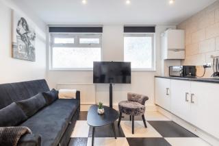 Central London 2BR 2BA Apt - 2 Min to Tube - Sleeps 6 - 4