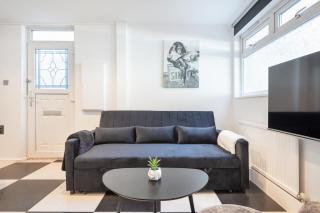 Central London 2BR 2BA Apt - 2 Min to Tube - Sleeps 6 - 1