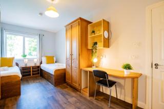 61 - Spacious Three Bed Apartment - 1