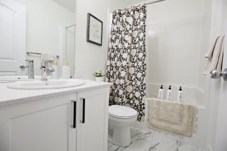 Elegant Escape with King Bed, Long Stays, WEM, Disney - Edmonton - 1