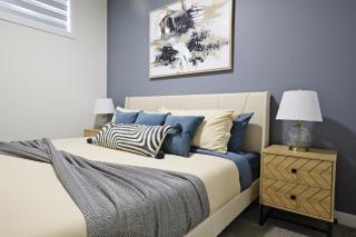 Elegant Escape with King Bed, Long Stays, WEM, Disney - Edmonton - 9