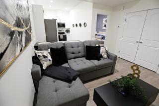 Elegant Escape with King Bed, Long Stays, WEM, Disney - Edmonton - 8