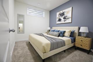 Elegant Escape with King Bed, Long Stays, WEM, Disney - Edmonton - 7