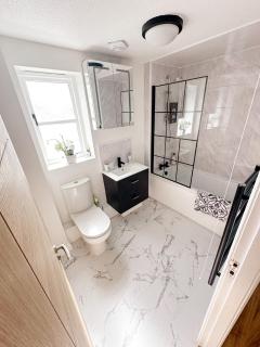 Stylish Modern Apartment in Blackpool with Parking - 2