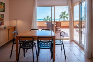 AT019 Vistas frontales de la playa, con piscina - 3