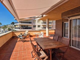 AT019 Vistas frontales de la playa, con piscina - 6