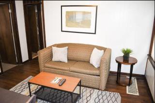 Expansive Charm in Every Corner 7 bedroom - Cleveland - 3