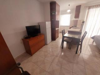 Eleni's Apartments Igoumenitsa - Γκαρσονιέρα ισoγείου επιπλωμένη, εξοπλισμένη - Igoumenitsa - 3