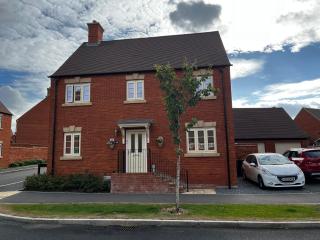 Brackley near Silverstone Grand Prix 3 double bed family home - 9