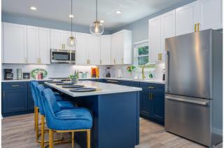 Heaven-sent Convenient 4BR 3BA Near Downtown - 3