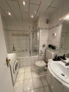 Zentrales Apartment für bis zu 5 Personen mit Balkon, Parkplatz, Waschmaschine & direkten Einkaufsmöglichkeiten - Marl - 1