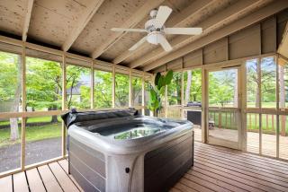 Chalet w Hot Tub Deck Fire Pit Wifi Resort Fun - 8