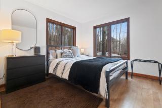 5 Star Gorgeous Cliffside Chalet with Panoramic Views - Tannersville - 2