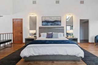 5 Star Gorgeous Cliffside Chalet with Panoramic Views - 7