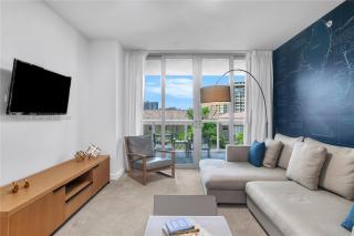 Beautiful 2BR Balcony Pool Near Beach & Fun - Hallandale Beach - 9