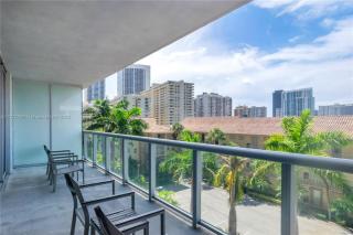 Beautiful 2BR Balcony Pool Near Beach & Fun - Hallandale Beach - 2