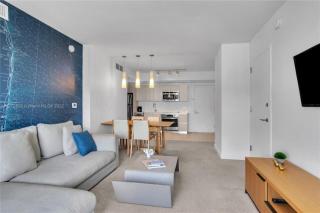 Beautiful 2BR Balcony Pool Near Beach & Fun - Hallandale Beach - 8