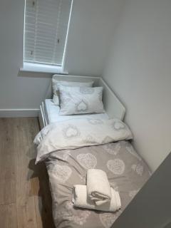 Your Comfort and Serenity - Thamesmead - 7