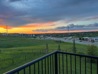 LUXURY LAKEVIEW HOME - 2500sqft of private space with 5 Beds, 4 Bath, 2 Living Rooms, Kitchen, AC, Jacuzzi, 10 Guests Max, Basement Not Included, 18-min to Airport, 20-min to Downtown, 80-min to Banff - 7