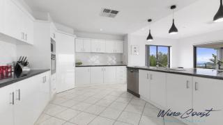 Ocean Views and Vineyards by Wine Coast Holiday Rentals - Seaford - 4