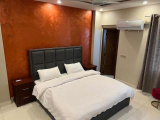 Deluxe Three bedroom apartment with Terrace - Islamabad - 4