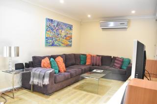 Bright 2 Bedroom Apartment In A Great Location - 6
