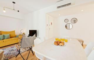 Bright 2 Bedroom Apartment with parking in Lisbon - 1