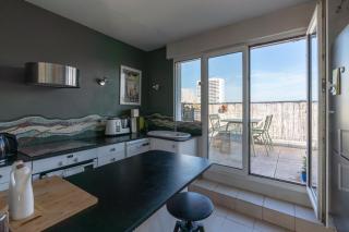 Breathtaking 2BD Apartment Roof-top Patio 19e! - Parijs - 0