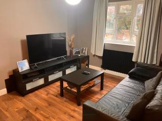 Spacious 1BD Flat - 4 mins to Regent's Canal! - 8